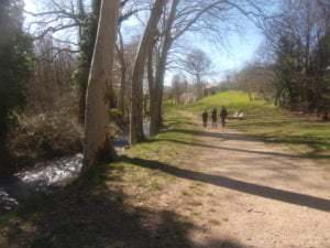 la photographie montre 3 personnes marchant en rive droite de l’Huveaune, sur une promenade prévue à cet effet.