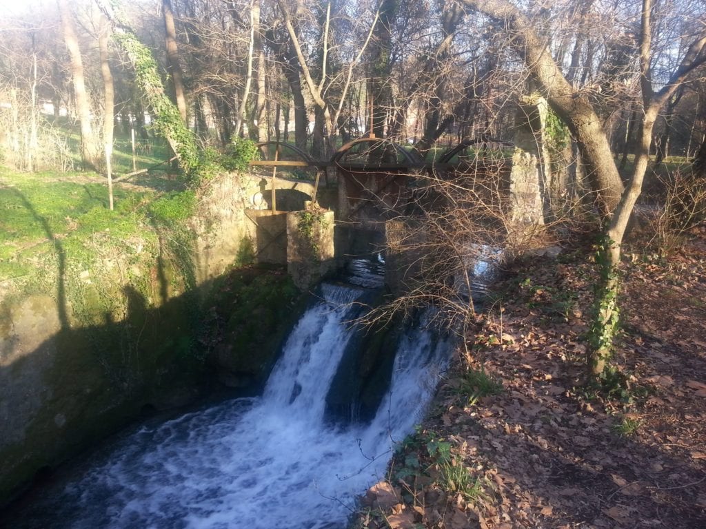 Sur la photo, on voit une martelière sur l’Huveaune à Saint-Zacharie. Ce type d’ouvrage permet l’irrigation agricole par un principe de prise d’eau de la rivière.