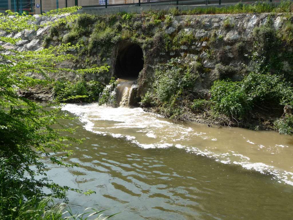 la photographie montre un rejet blanchâtre et anormal dans l’Huveaune, celui-ci provient d’un exutoire d’eau pluviale